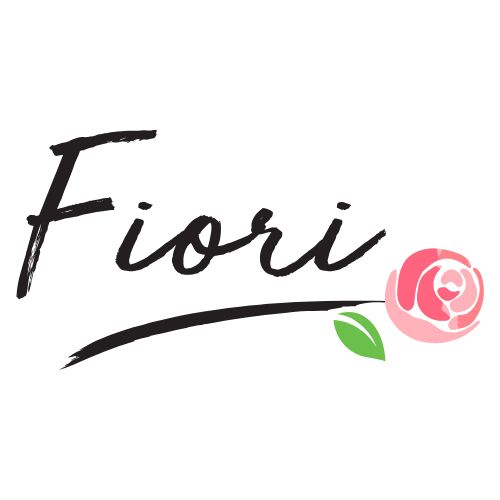 Logo del ristorante Fiori Pizza & Cocktails con scritta elegante “Fiori” e una rosa stilizzata rosa con foglia verde, su sfondo bianco.